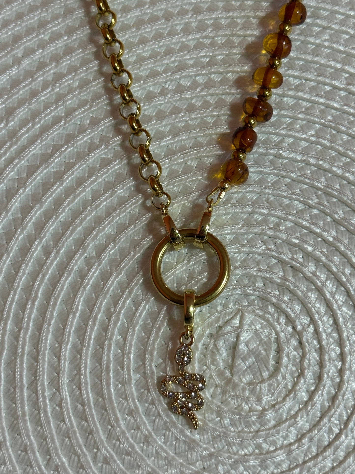 “Dark honey” grandinėlė