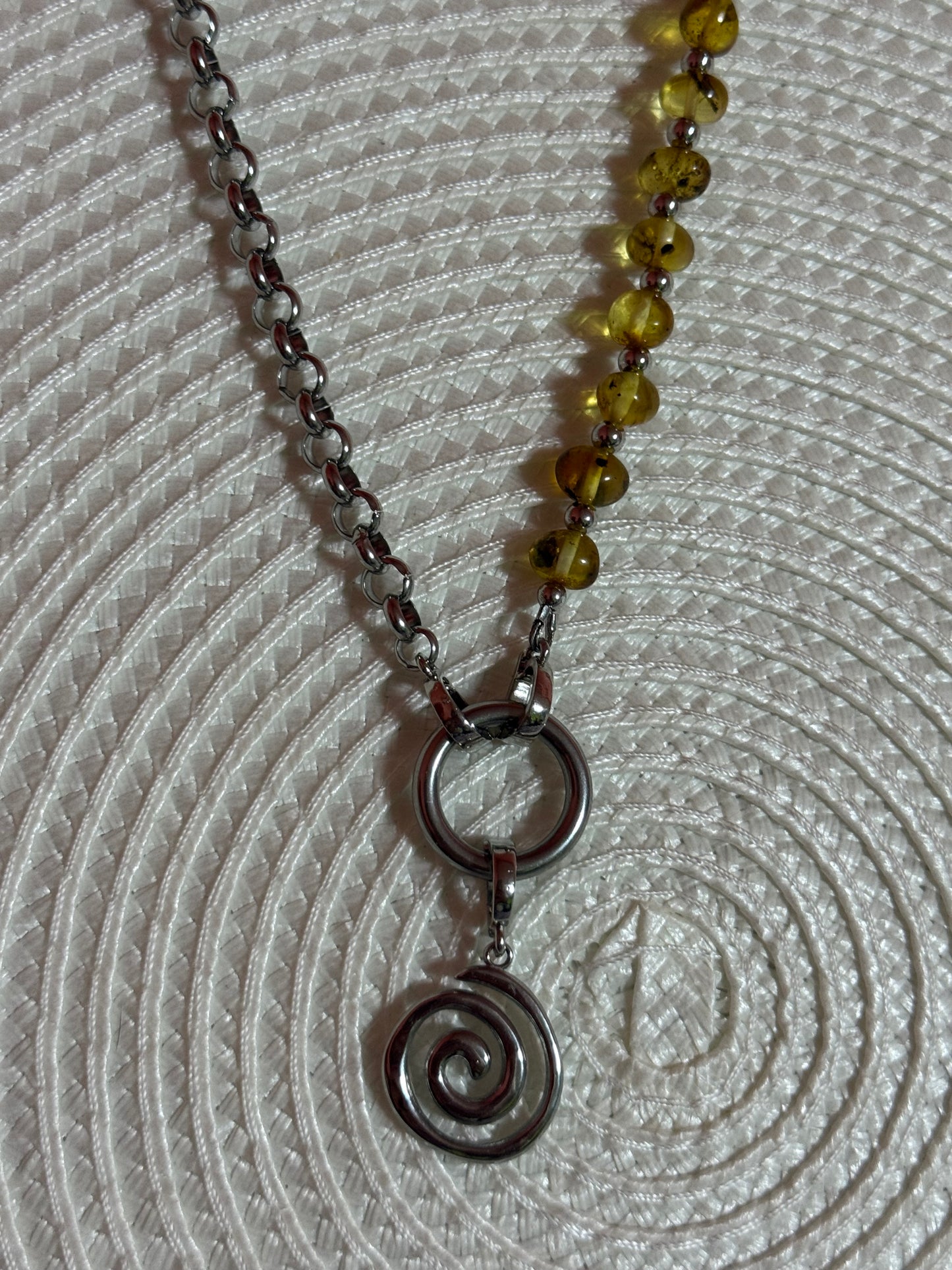 “Earth” grandinėlė