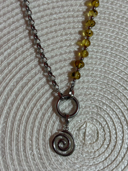 “Earth” grandinėlė