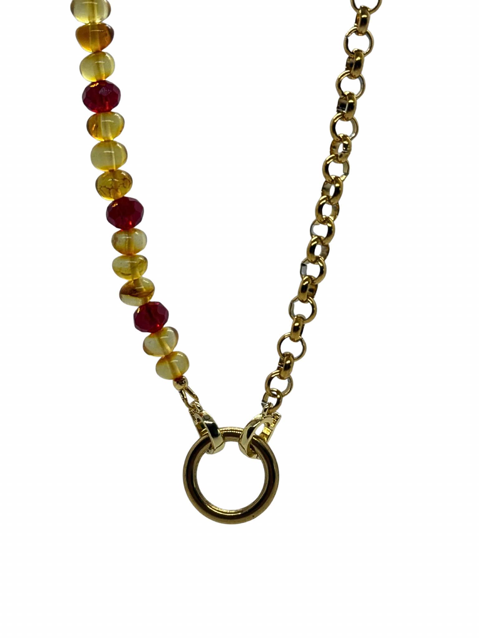 “Rankų darbo gintarinė grandinėlė „Warm Heart“ su natūralaus gintaro ir raudonais karoliukais bei auksinės spalvos grandine – elegantiškas papuošalas iš amberu.lt.“