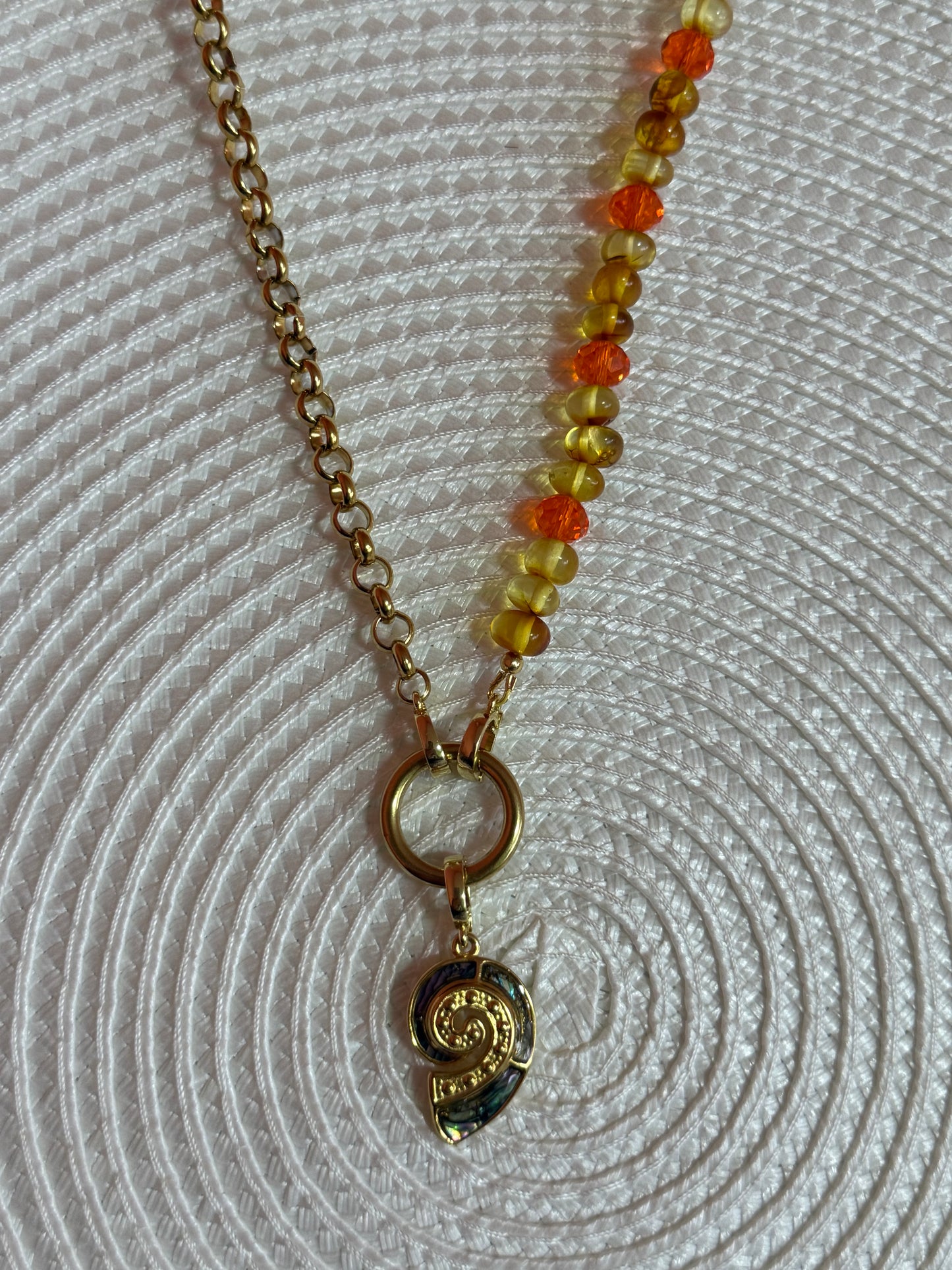 “Orange splash” grandinėlė