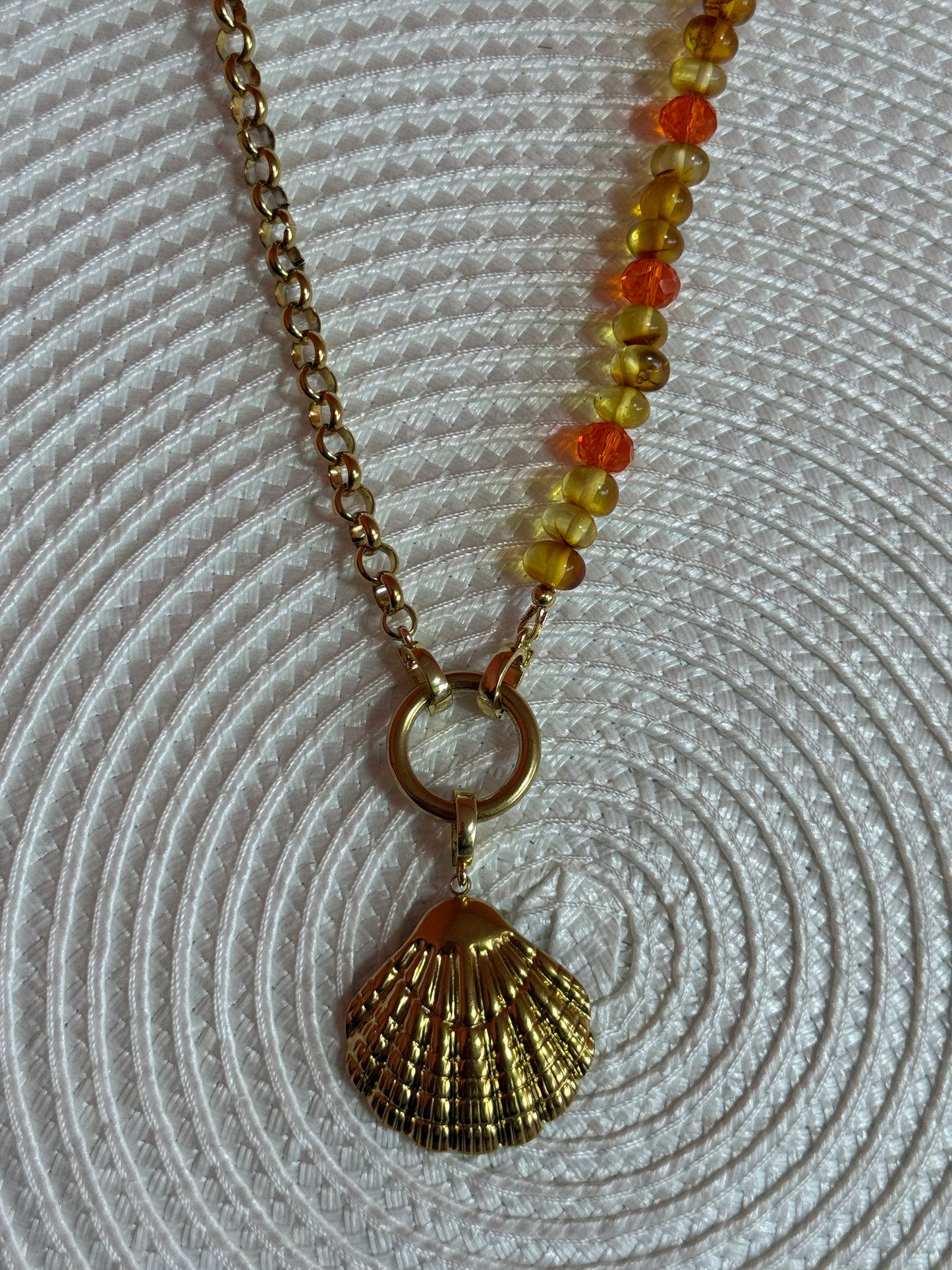 “Orange splash” grandinėlė