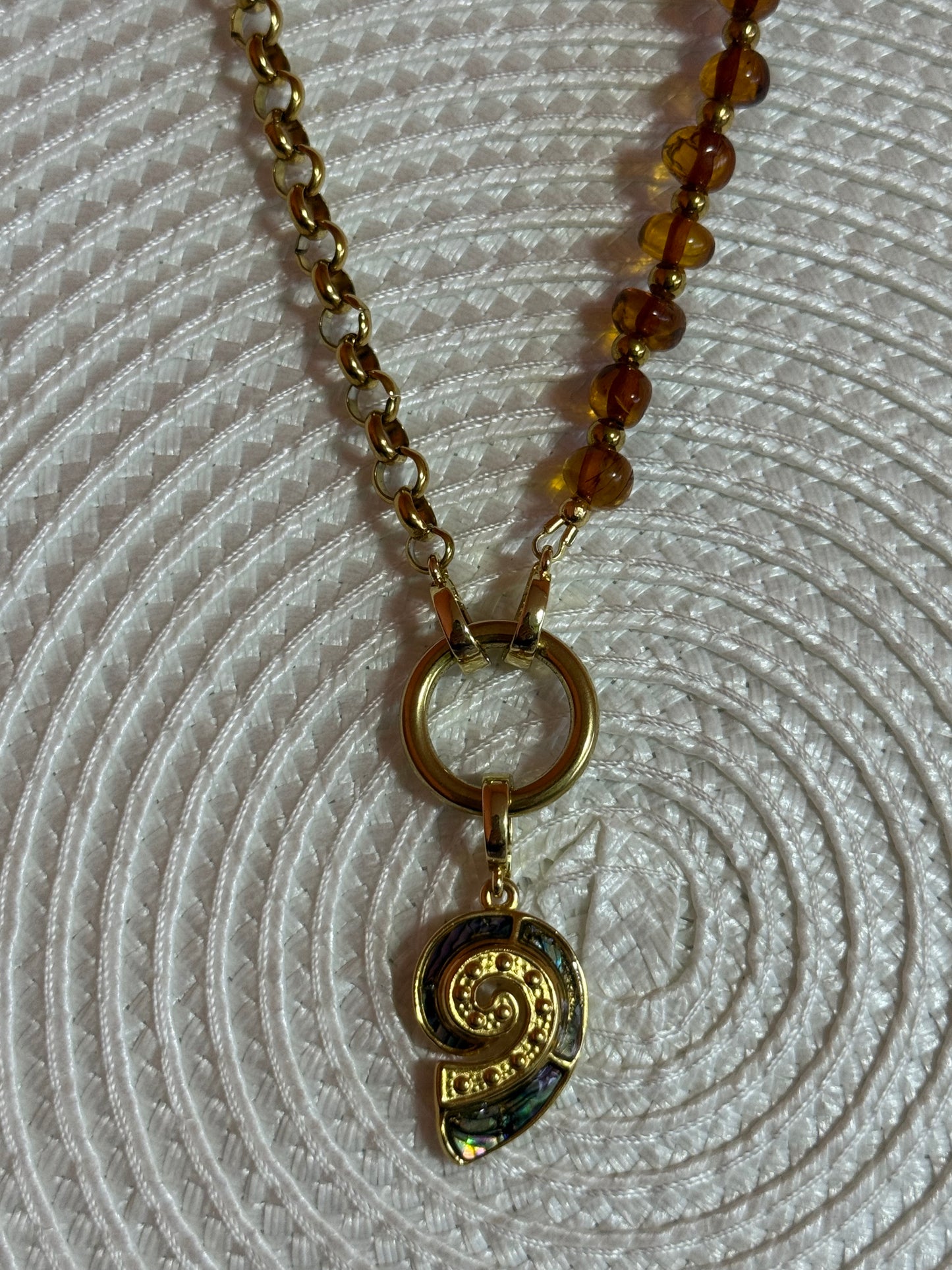 “Dark honey” grandinėlė