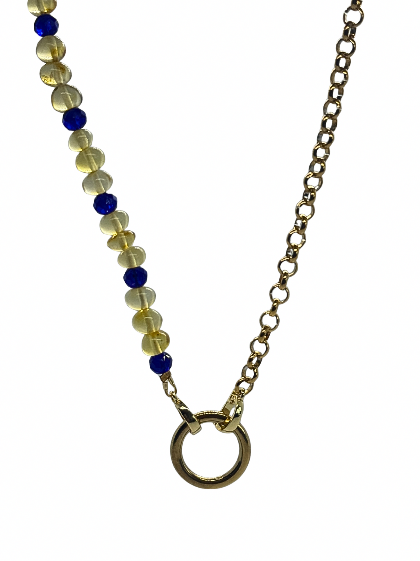 „Natūralaus gintaro grandinėlė „Ocean“ su mėlynais akcentais ir auksinės spalvos grandine – išskirtinis rankų darbo papuošalas iš amberu.lt.“