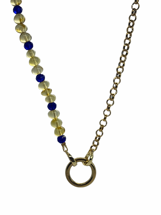 „Natūralaus gintaro grandinėlė „Ocean“ su mėlynais akcentais ir auksinės spalvos grandine – išskirtinis rankų darbo papuošalas iš amberu.lt.“