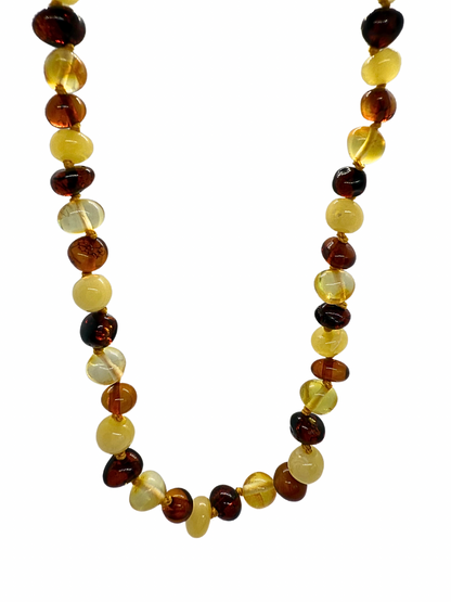 Rankų darbo natūralaus Baltijos gintaro vėrinys vaikams „Mix“ – 34 cm ilgio karoliai iš šviesaus, konjako ir tamsaus gintaro karoliukų, pagaminti Lietuvoje, Amberu gintaro papuošalai.“